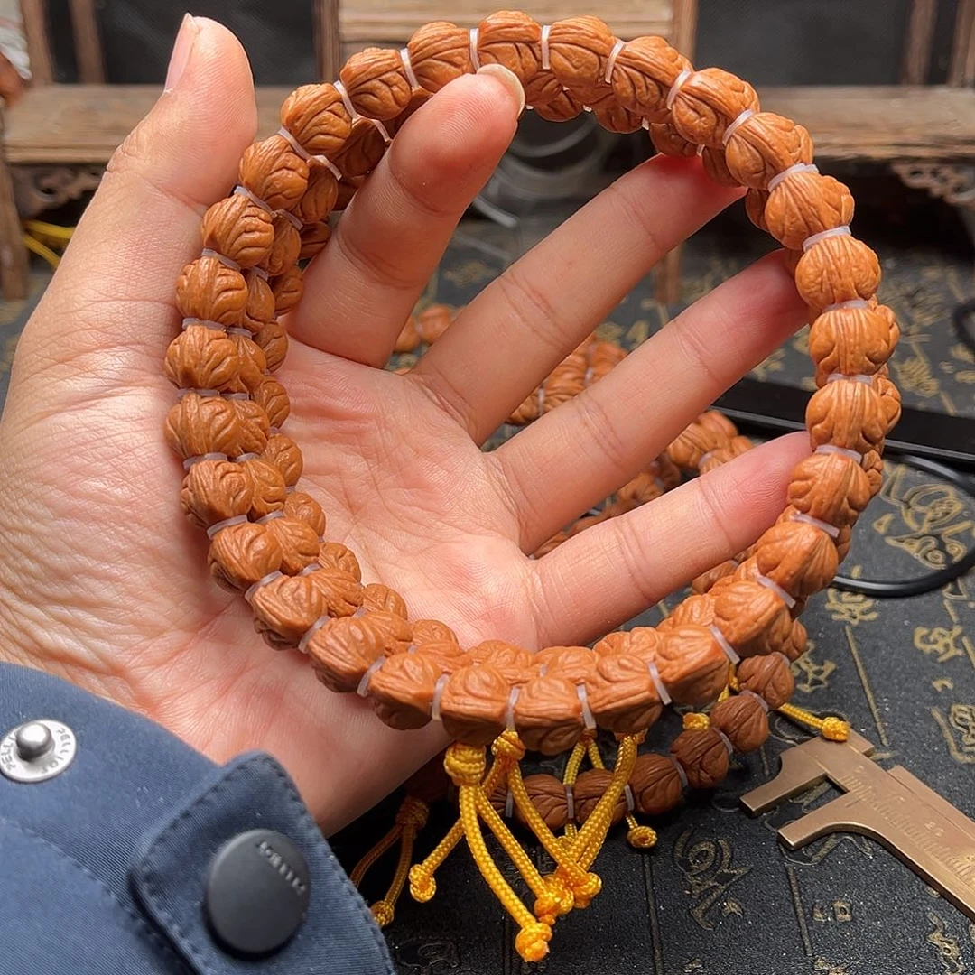 吊坠桃核玉龙手持