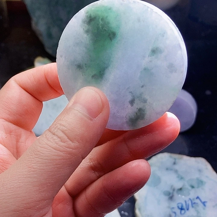 翡翠未镶嵌颈饰毛料38