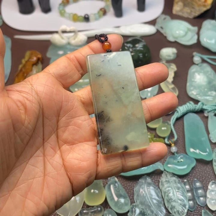 蛇纹石玉未镶嵌颈饰