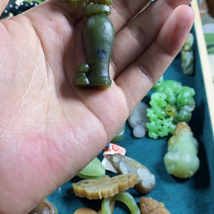 和田玉（糖玉）未镶嵌珠宝半成品茧**变