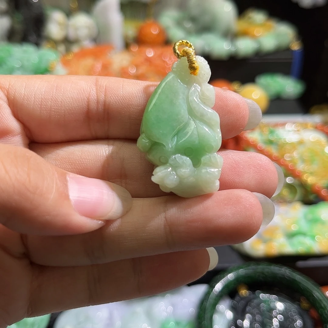 翡翠未镶嵌颈饰待编织