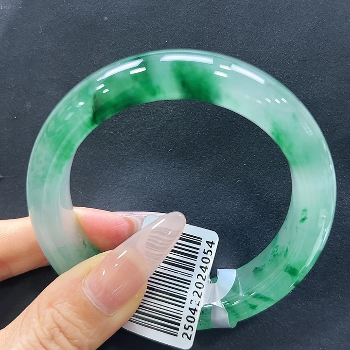 梅***姐未镶嵌手镯石英质玉（非洲翠）