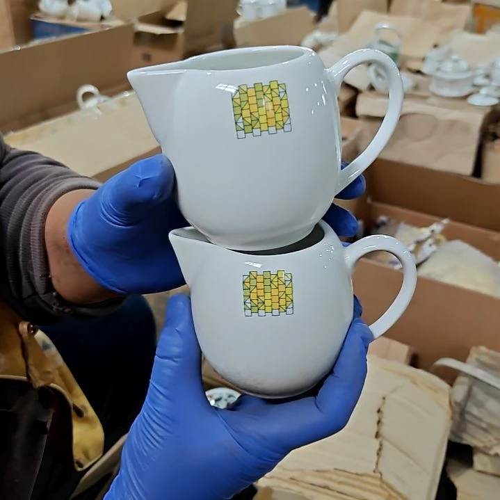 瓷片盘子碗茶壶啥都有