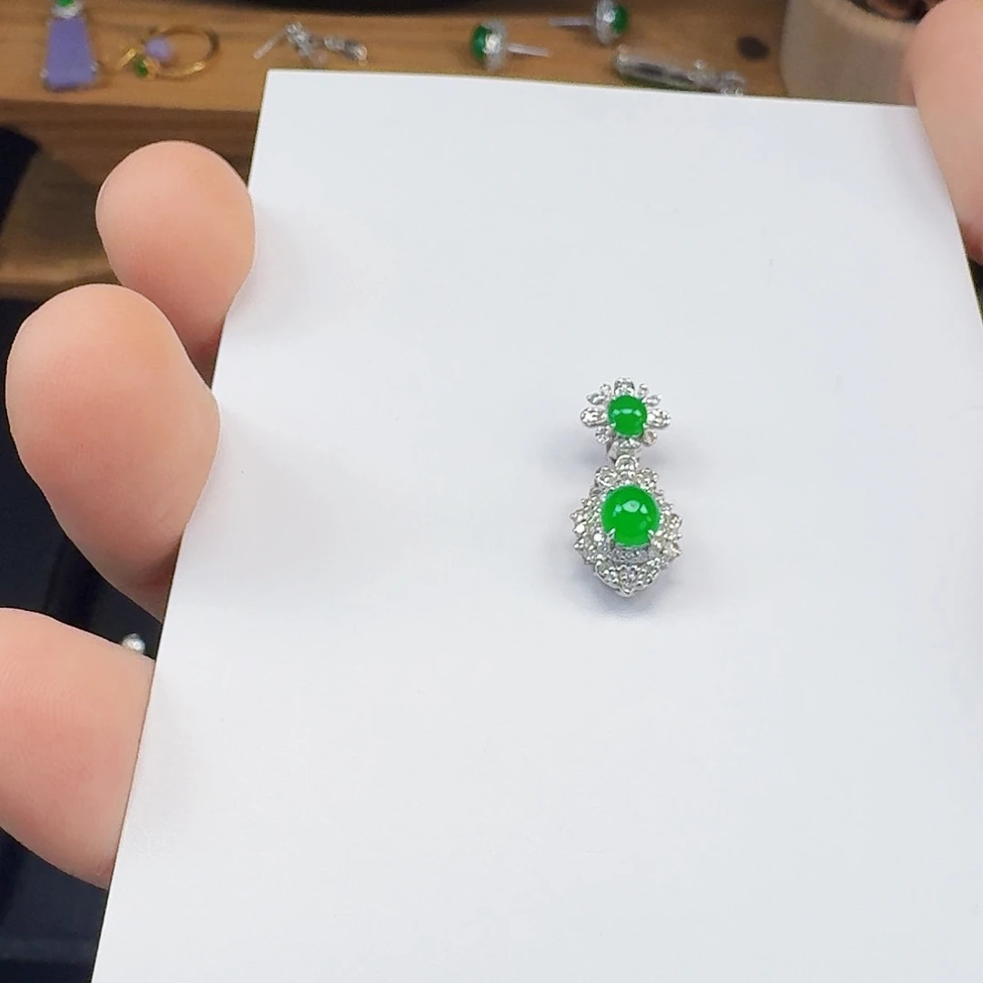 木***。翡翠18K金镶嵌颈饰一件