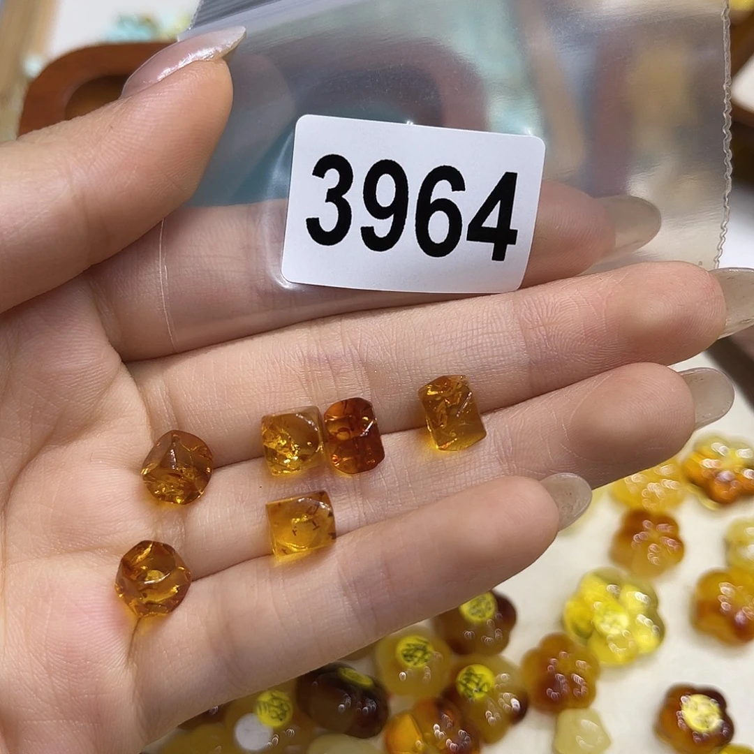 你***看琥珀未镶嵌裸石蜜蜡