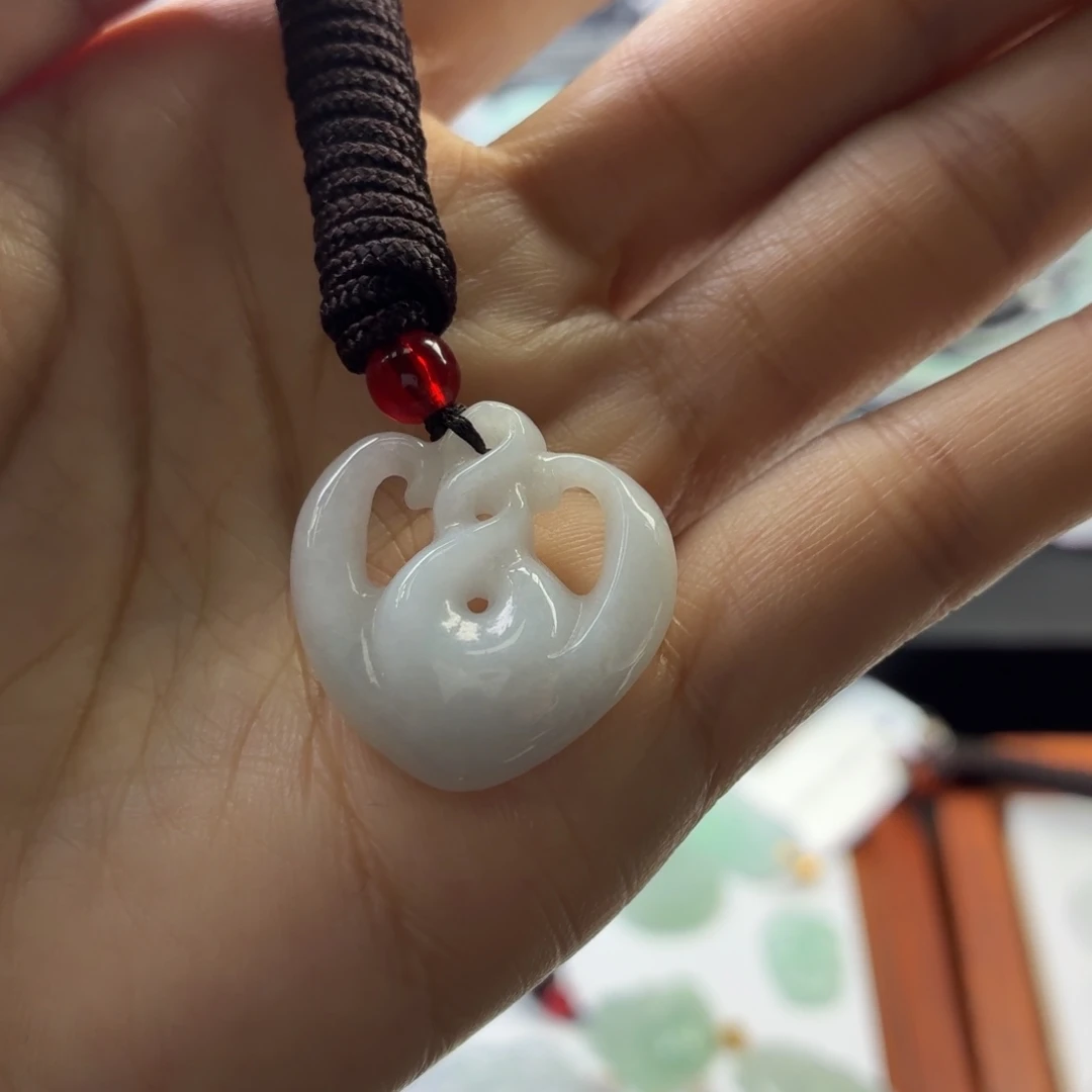 翡翠未镶嵌颈饰爱心