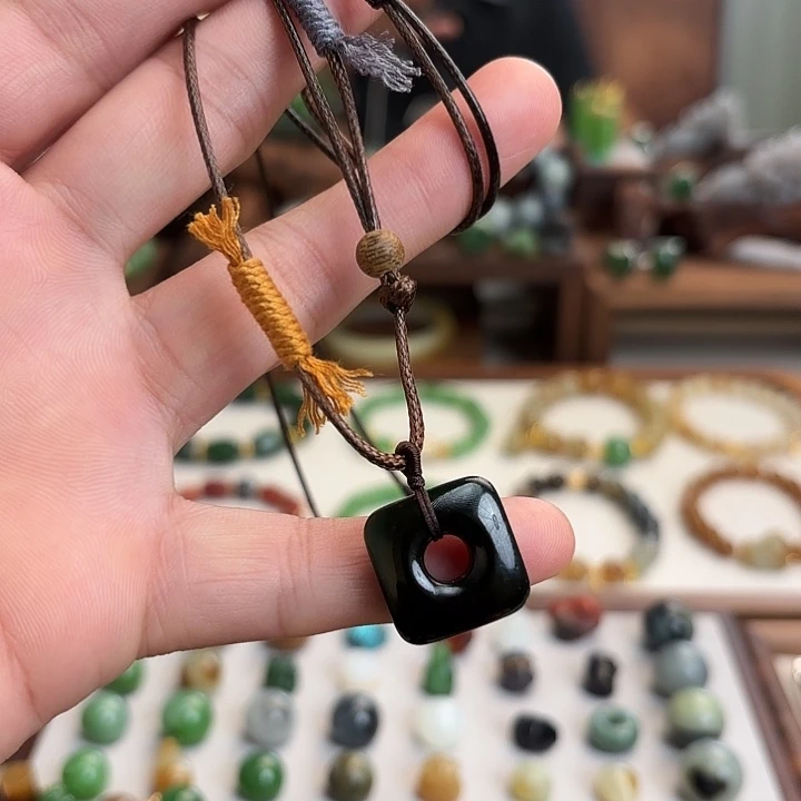 和田玉（碧玉）未镶嵌颈饰红皮碧玉