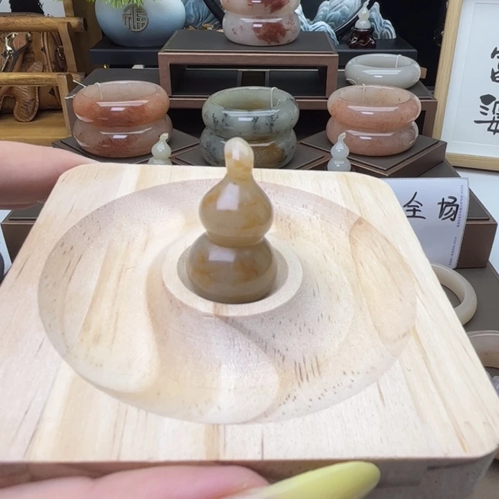 吒***儿石英质玉未镶嵌手镯
