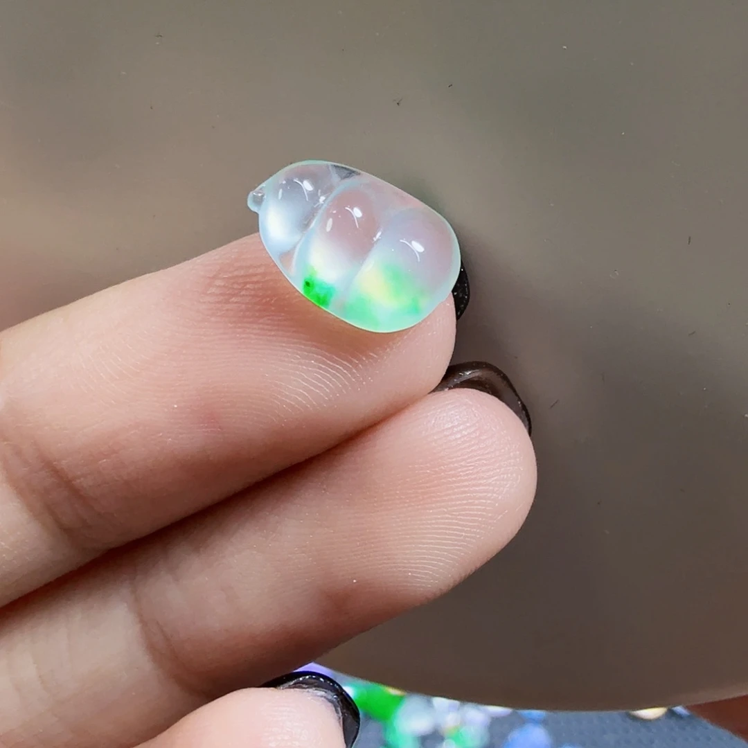 翡翠未镶嵌颈饰豆子