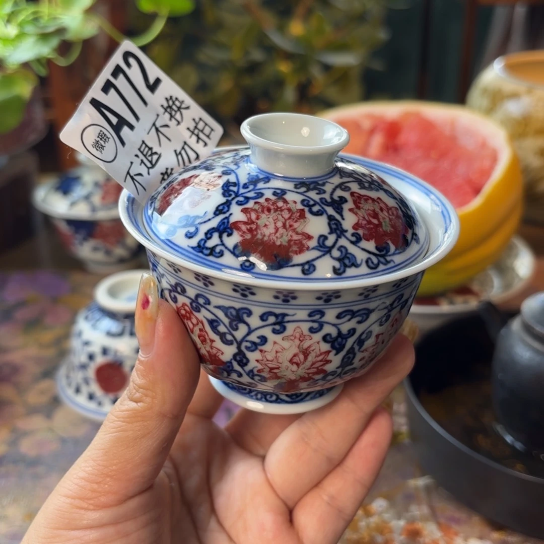 青花釉里红缠枝莲盖碗