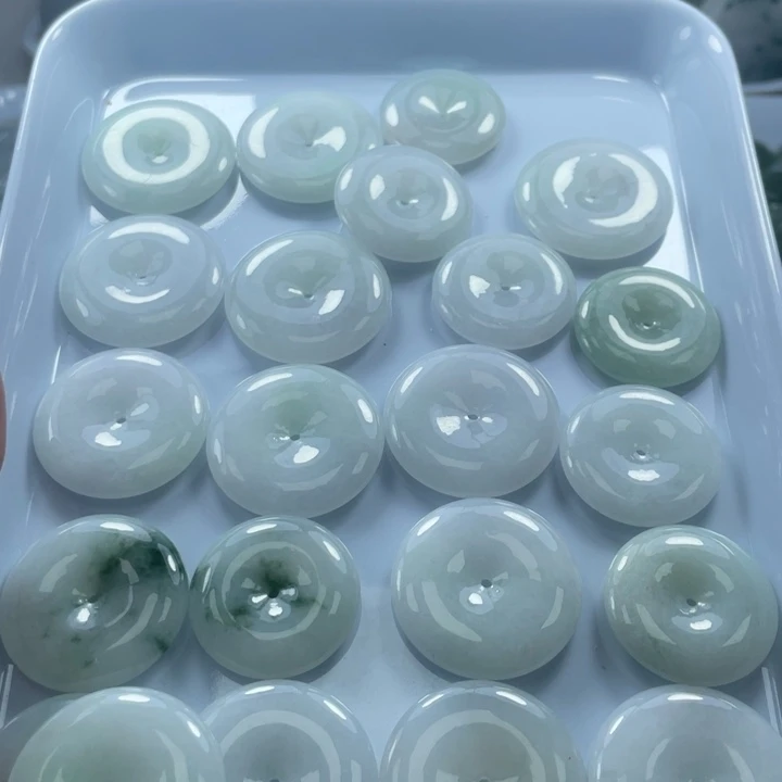 翡翠未镶嵌颈饰翡翠一件