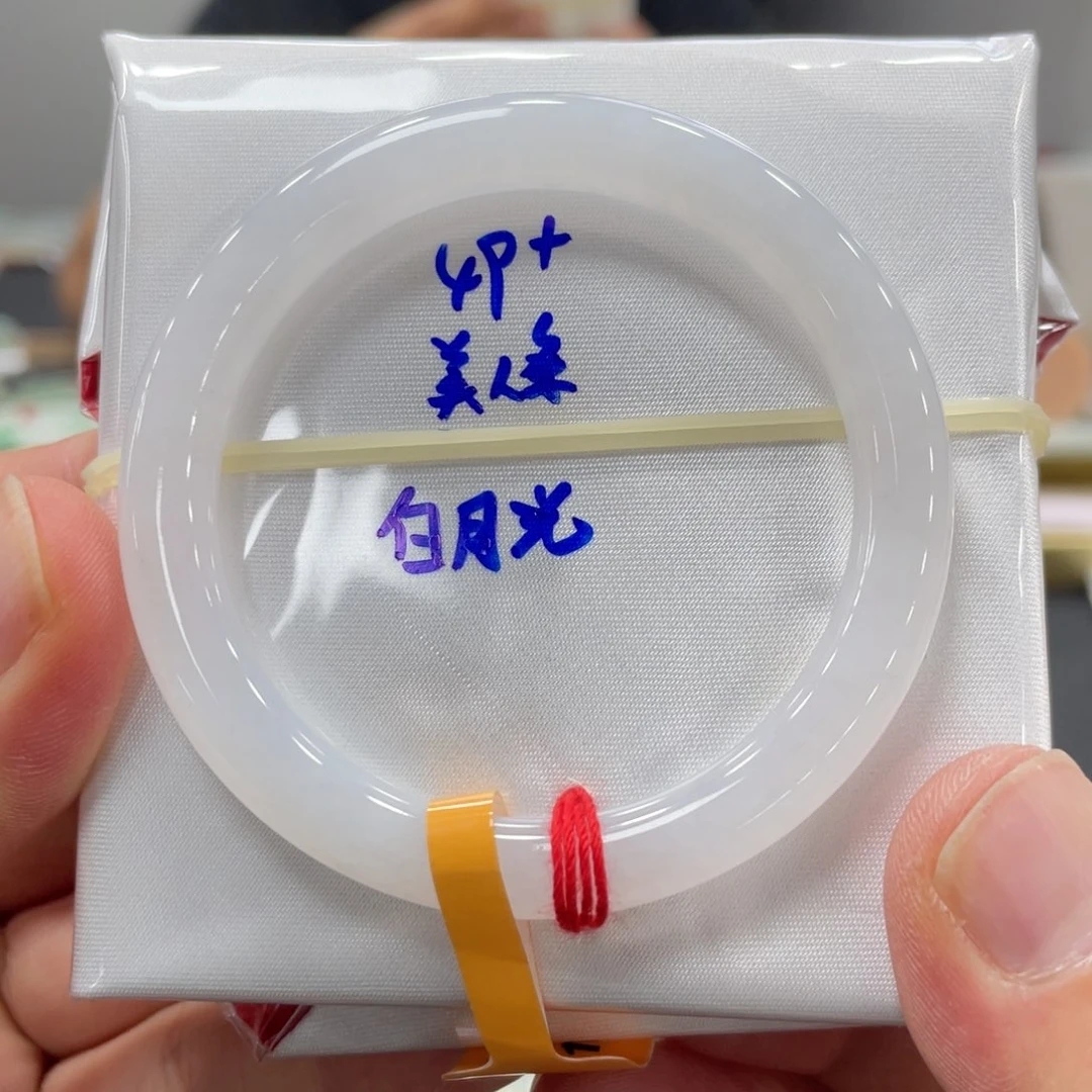 翡翠手镯未镶嵌翡翠