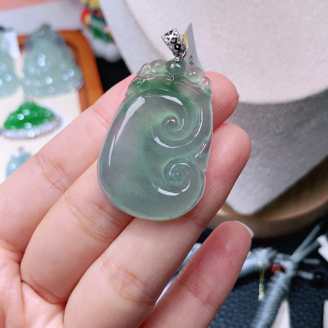 颈饰18K金镶嵌翡翠如意