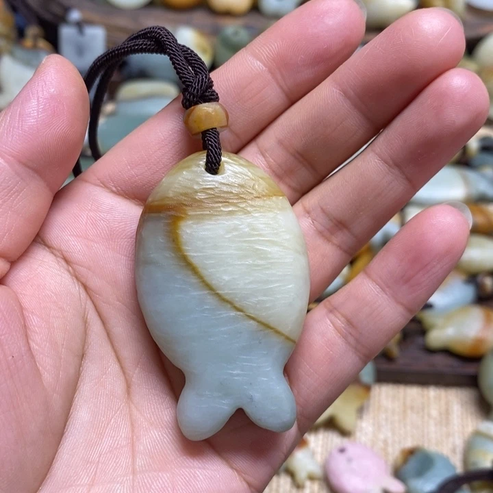 溪***草蛇纹石玉未镶嵌颈饰