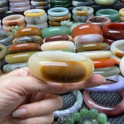 石英岩玉未镶嵌手镯