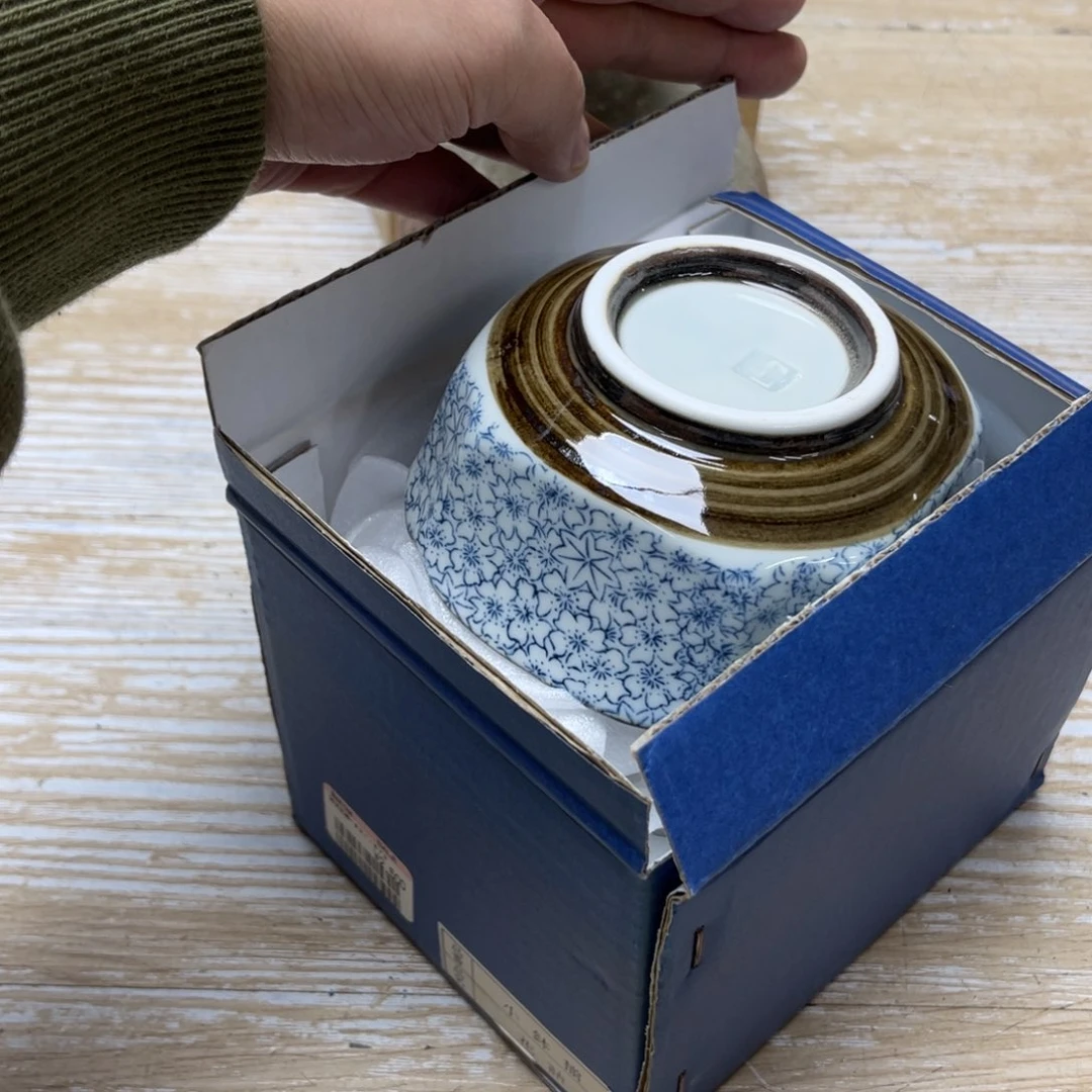 瓷片自*白密密麻麻地排列着