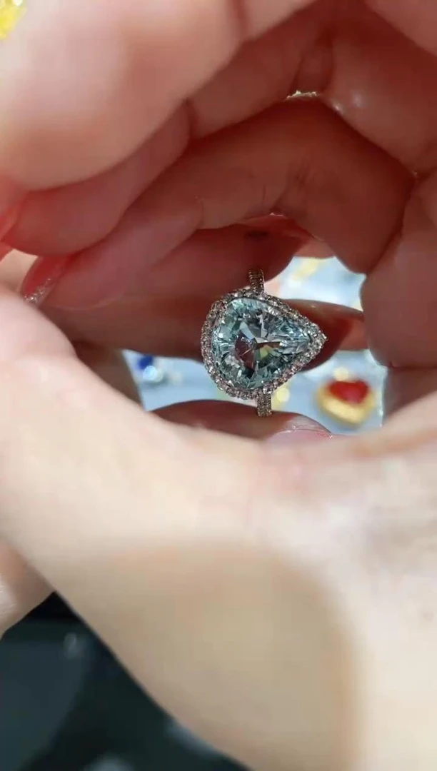 18K金镶嵌海蓝宝石戒指