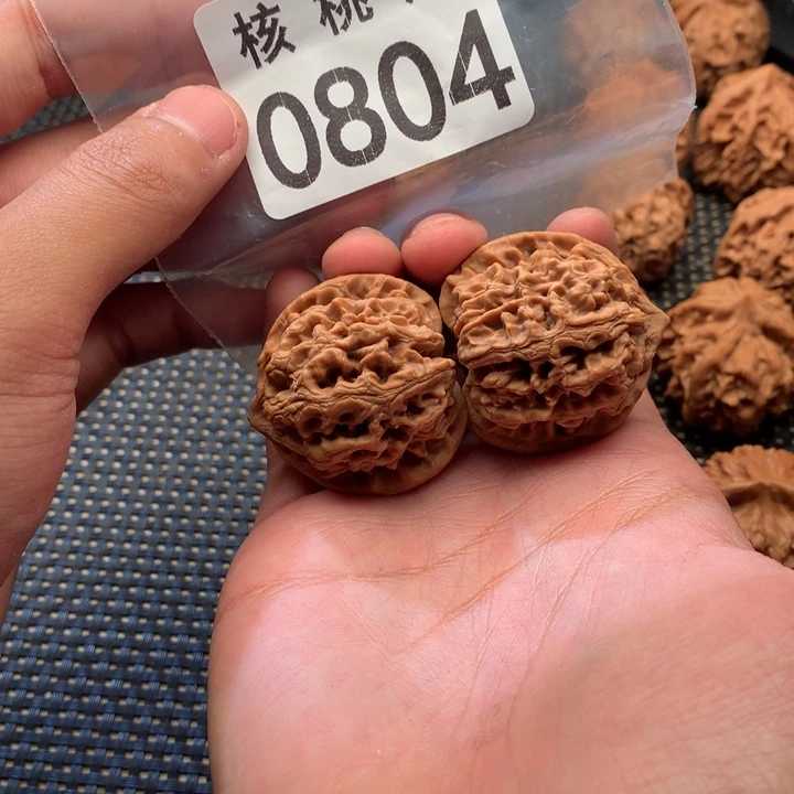 文玩核桃吊坠龙纹