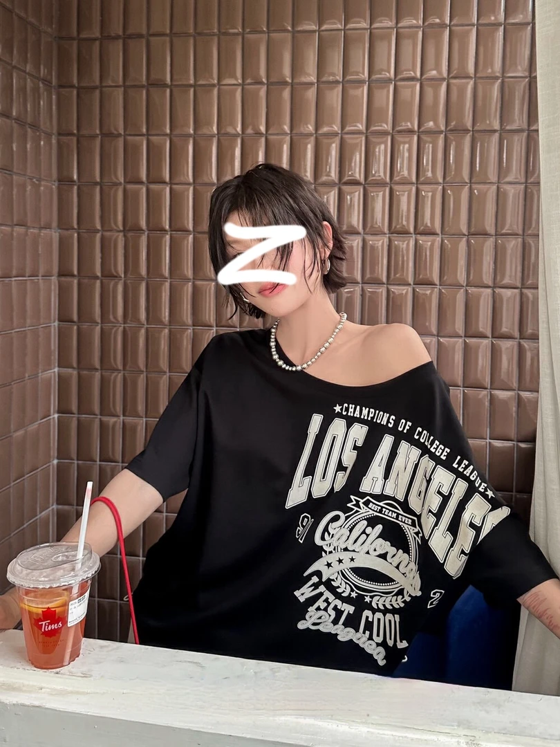 花生酱美式复古辣妹风字母印花黑色斜肩上衣时尚宽松短袖T恤百搭