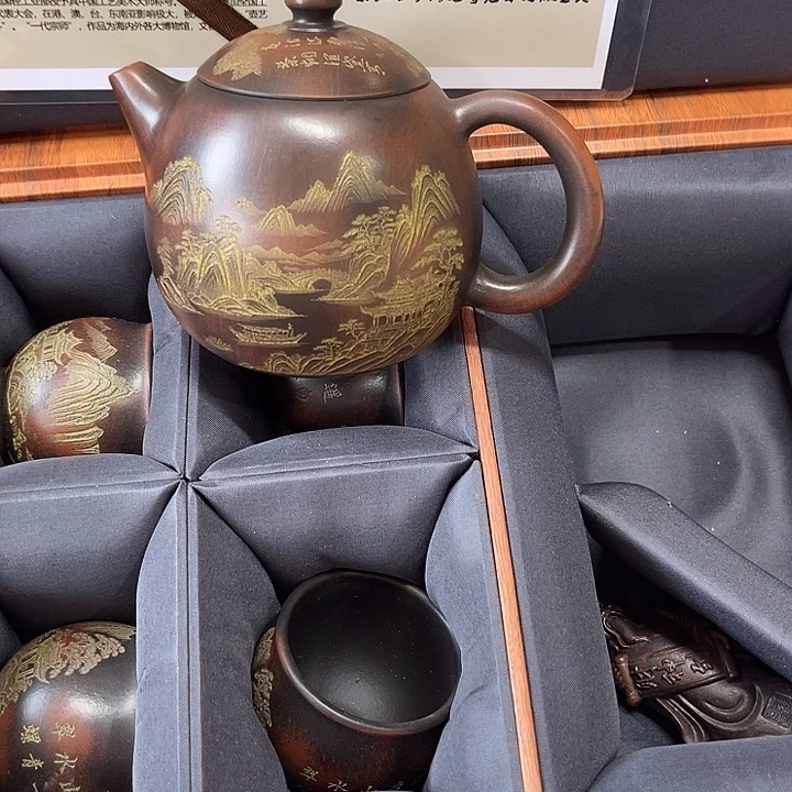 段泥茶壶原矿泥料手工制作的一把紫砂壶。