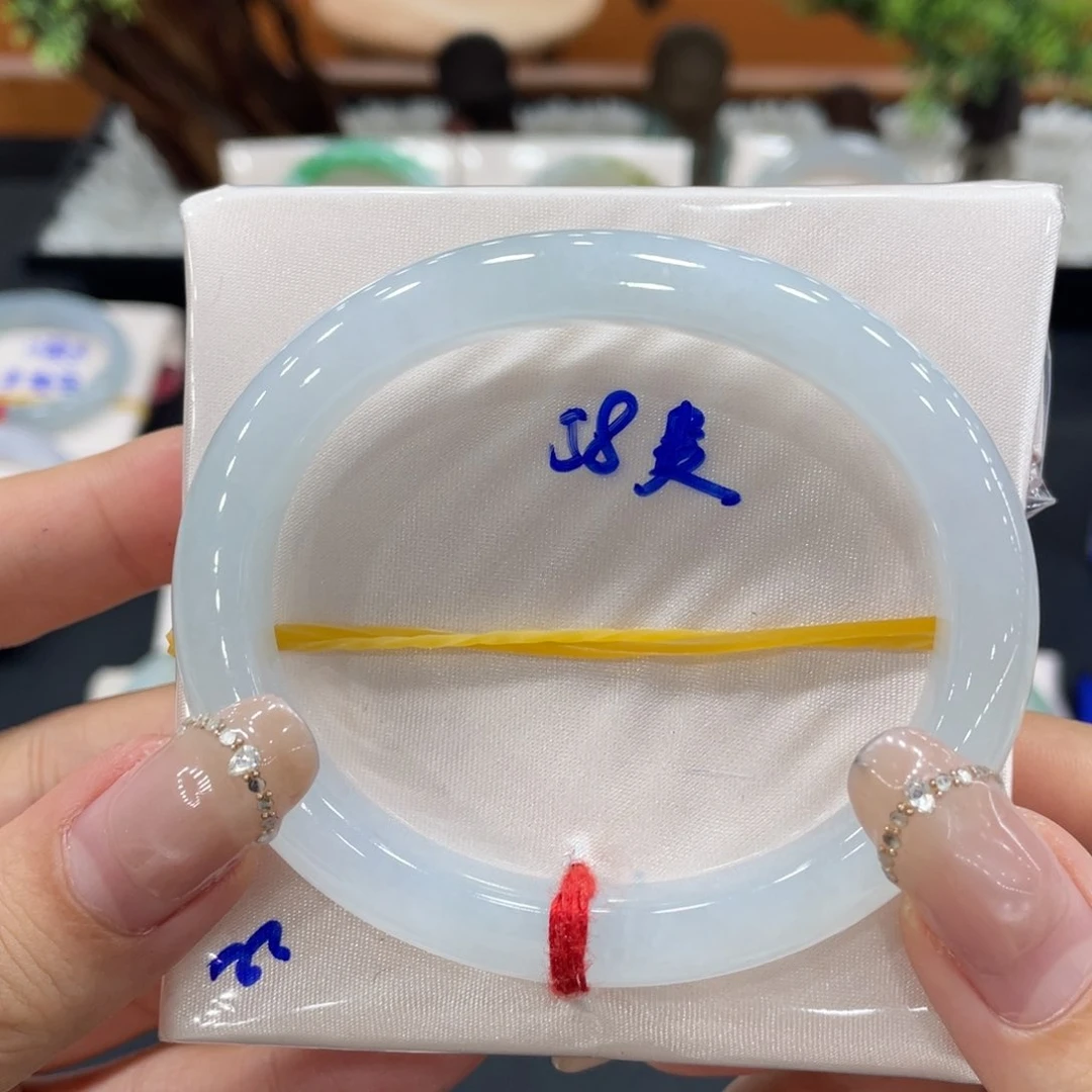 未镶嵌手镯（贵妃镯）翡翠缅甸翡翠手镯