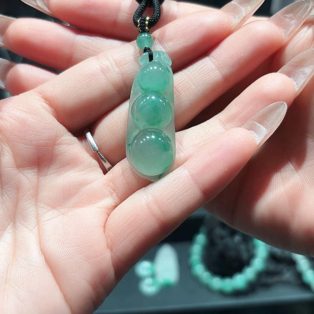 石英质玉（非洲翠）未镶嵌颈饰