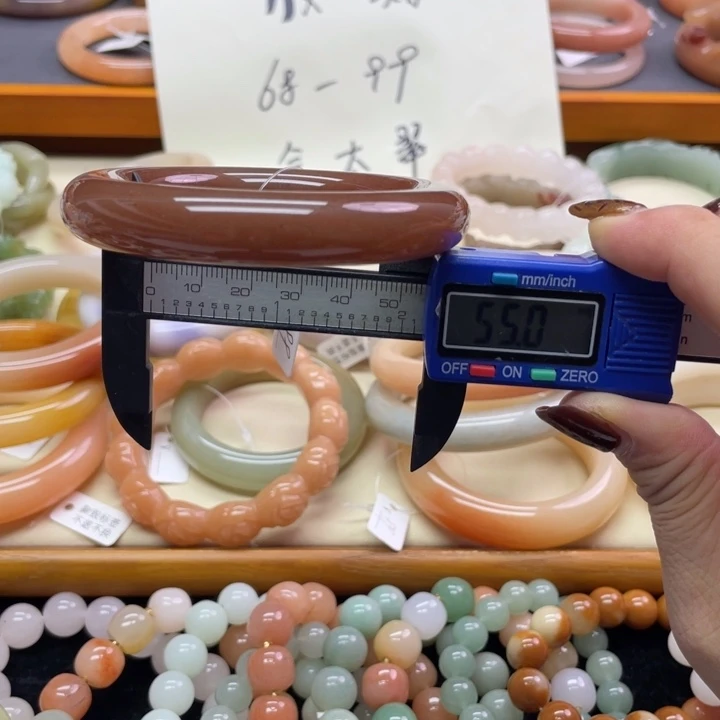 未镶嵌石英岩玉珠宝奇石