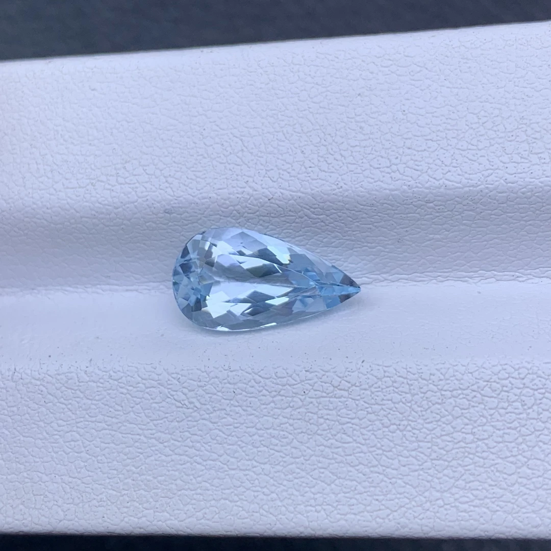 天然水滴形海蓝宝石裸石2.47克拉7.2*13.1mm晶体亮丽 玻璃体