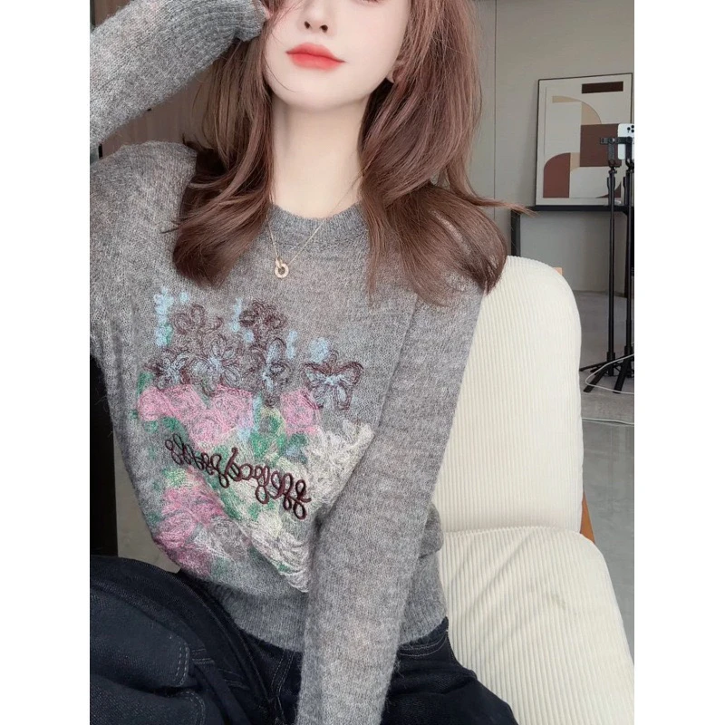 气质洋气设计感灰色刺绣圆领套头毛衣上衣时尚气质圆领针织打底衫