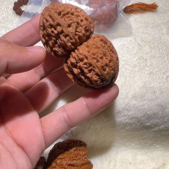 依***彪吊坠桃核三角南疆石