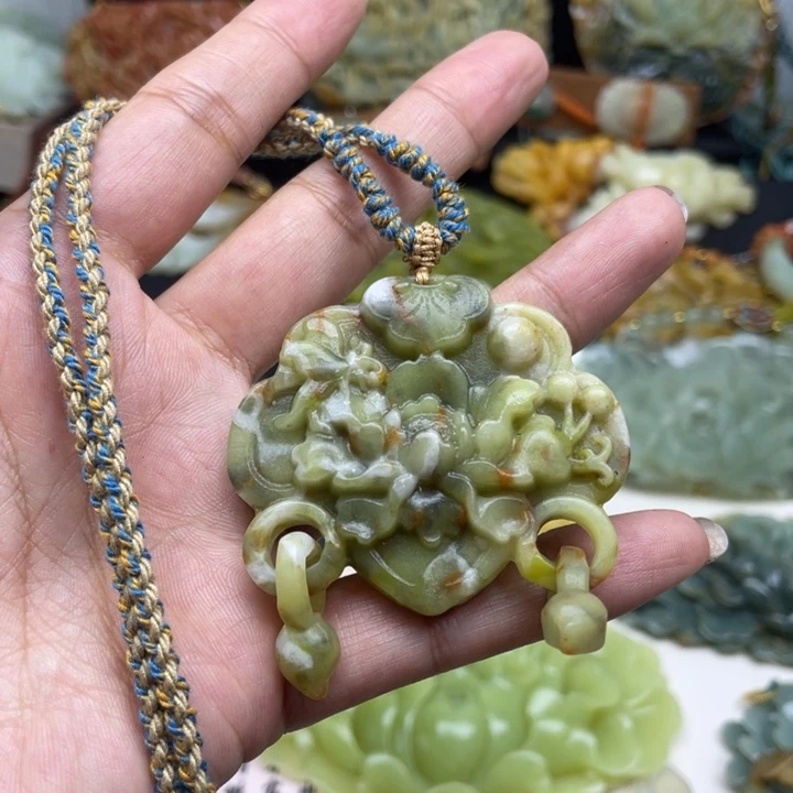 蛇纹石玉未镶嵌颈饰