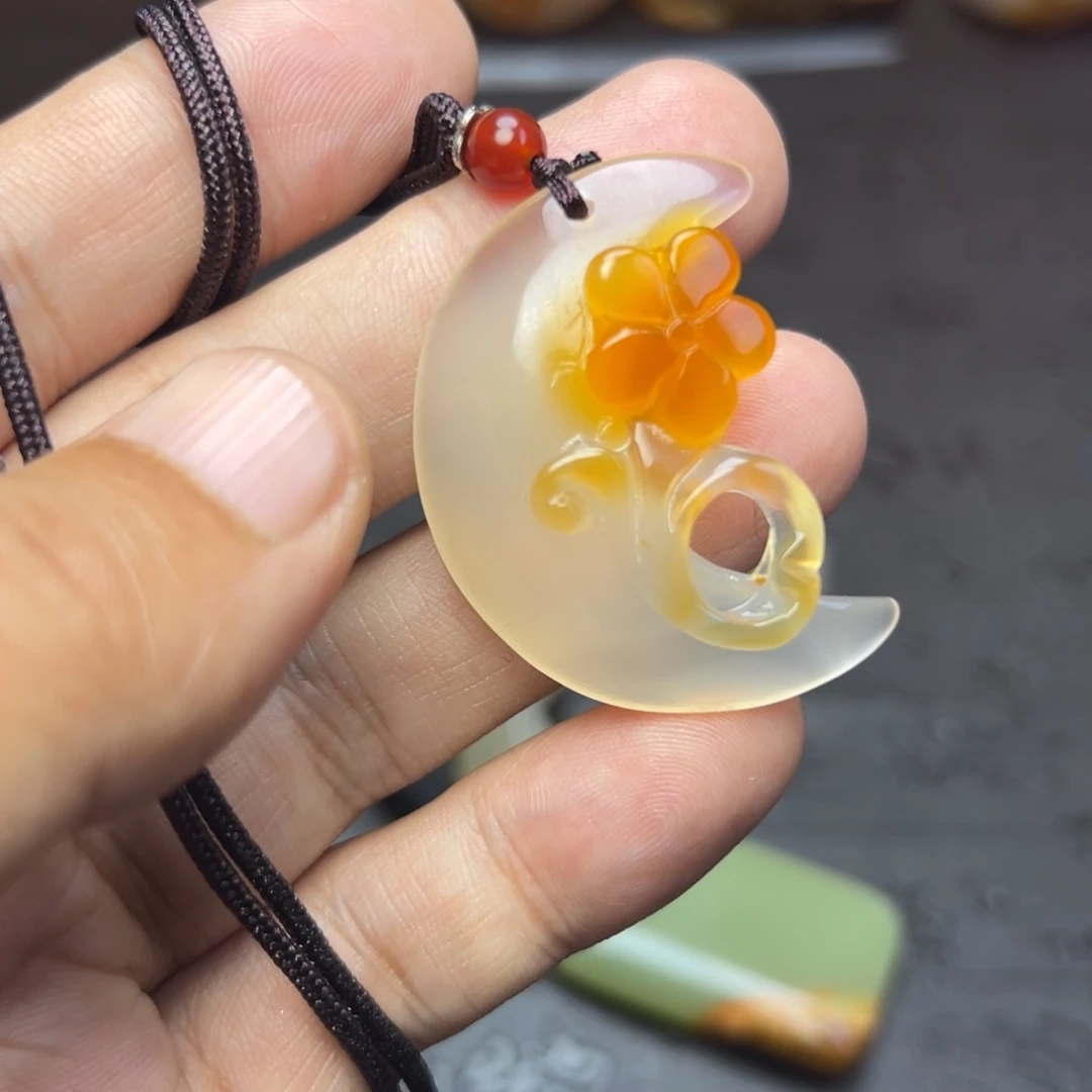 鲁***骨玛瑙/玉髓未镶嵌时尚潮流手把件吊坠