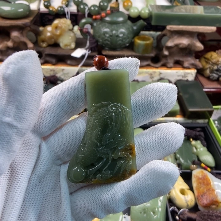 颈饰未镶嵌岫岩河磨玉（透闪石质玉）隐**刚
