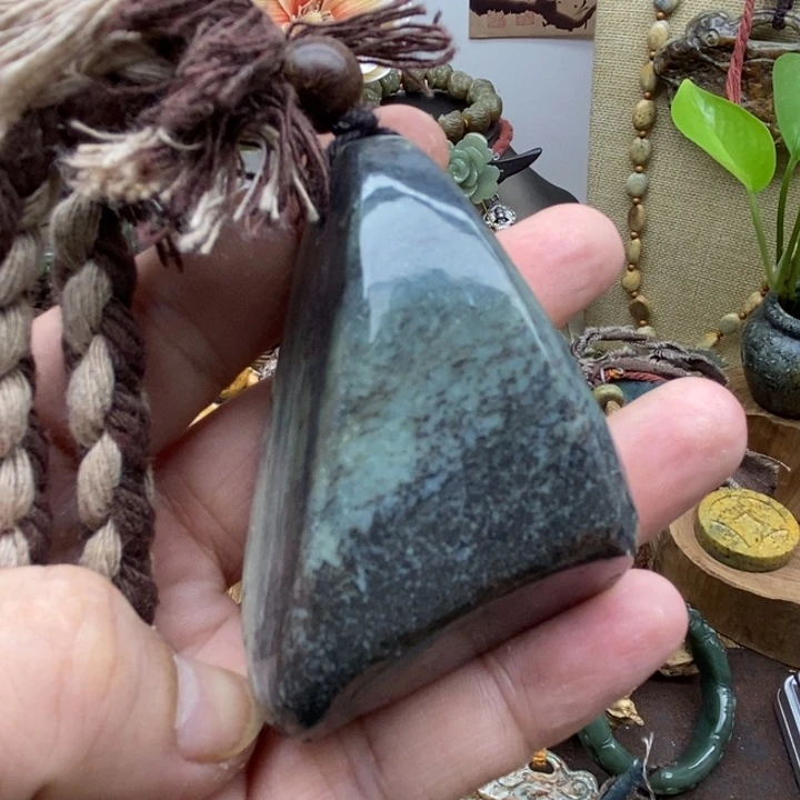 未镶嵌岫岩河磨玉（透闪石质玉）把件