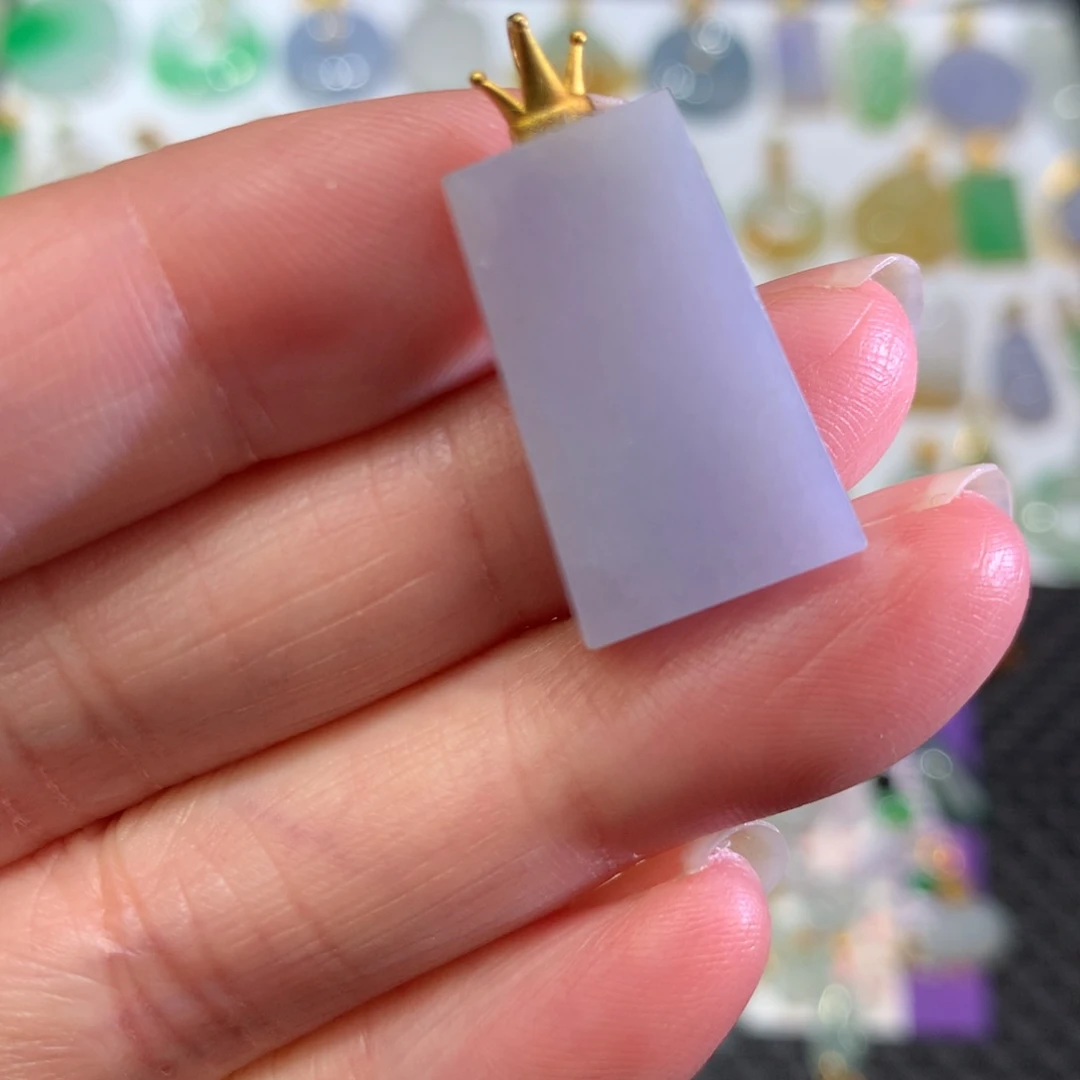 翡翠颈饰18K金镶嵌翡翠吊坠的未镶嵌