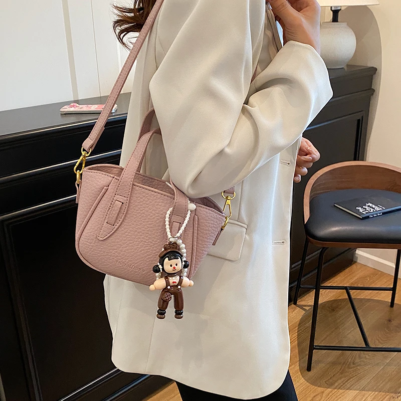 高级感百搭单肩斜挎小包包女2025新款荔枝纹水桶包菜篮子包