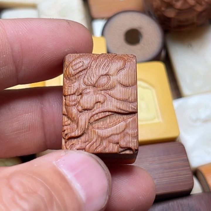 巴***哥实心竹雕刻手把件