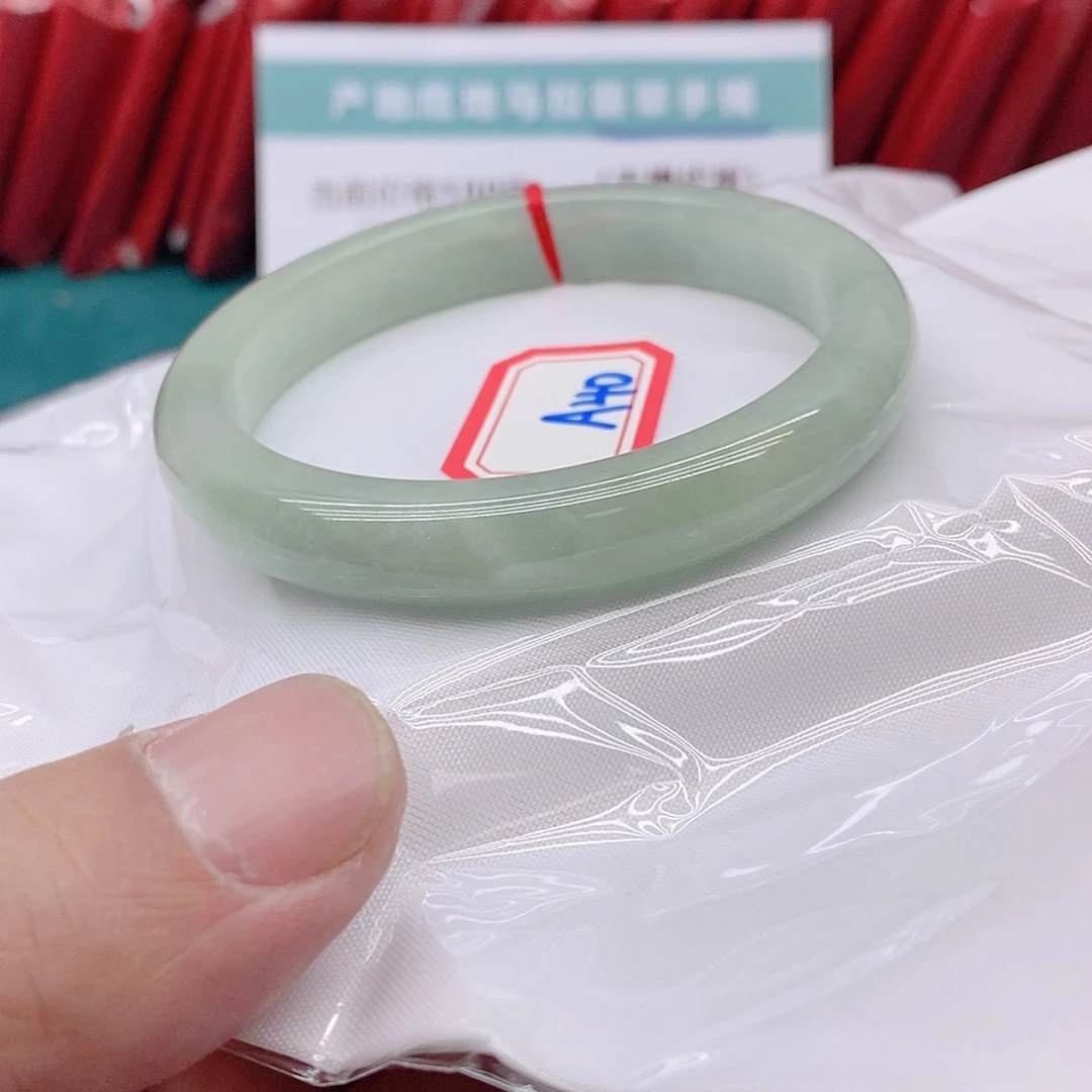翡翠手镯未镶嵌赵***！A40000000