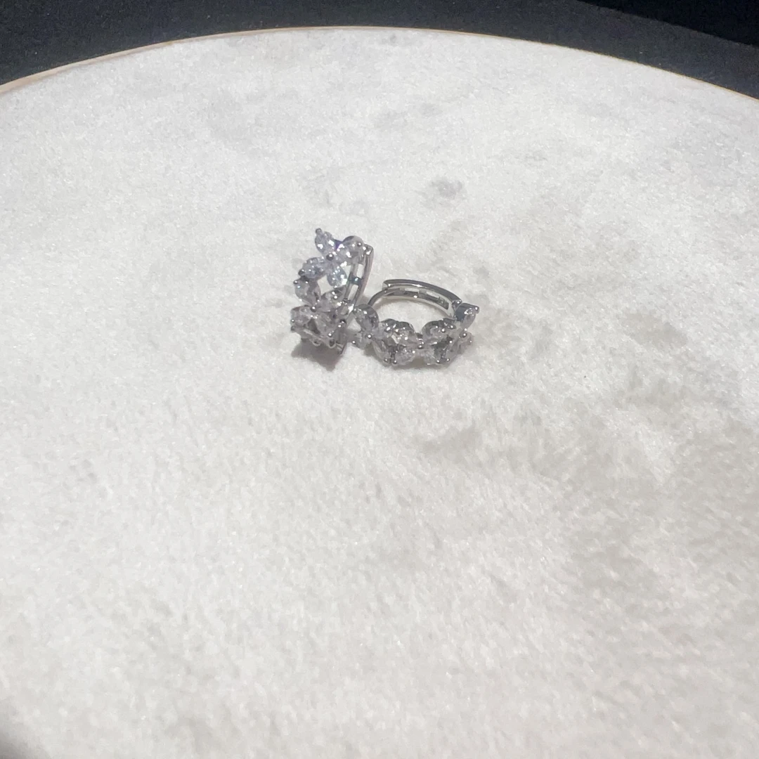 铜合金锆石耳饰 经典三朵四叶花耳环轻奢抗过敏 甜美气质百搭款