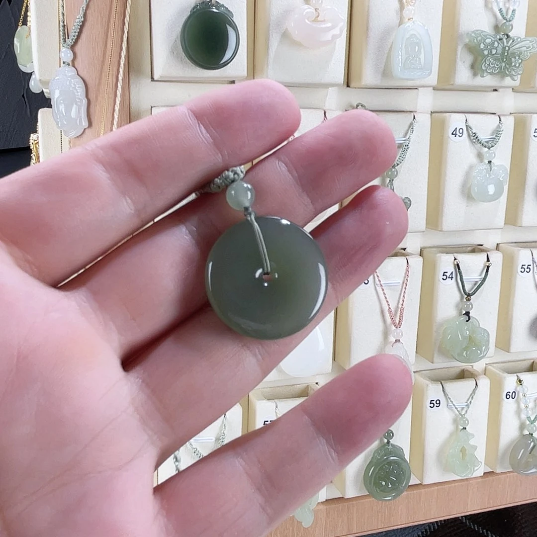 和田玉未镶嵌颈饰平安扣