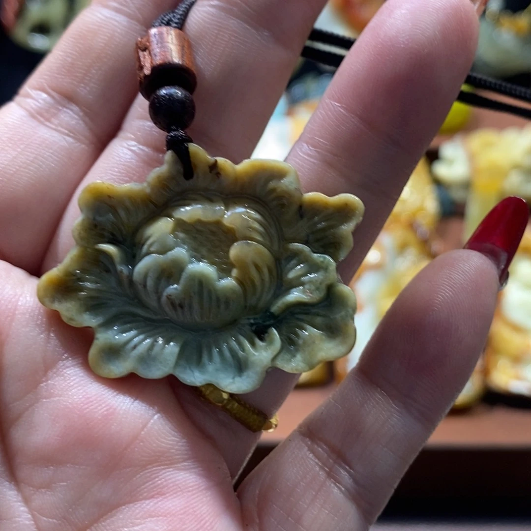 蛇纹石玉颈饰未镶嵌