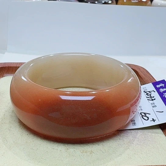 邢***姐石英质玉手镯未镶嵌