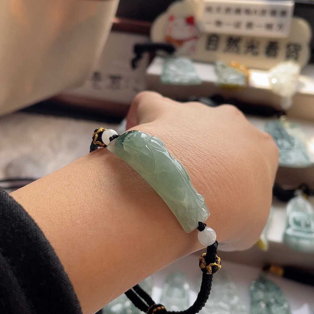 翡翠未镶嵌颈饰貔貅手牌