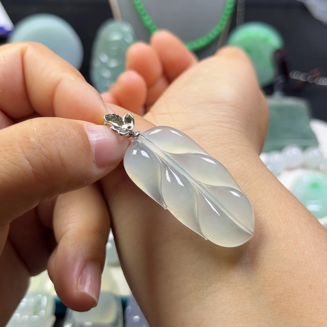 翡翠未镶嵌颈饰叶子