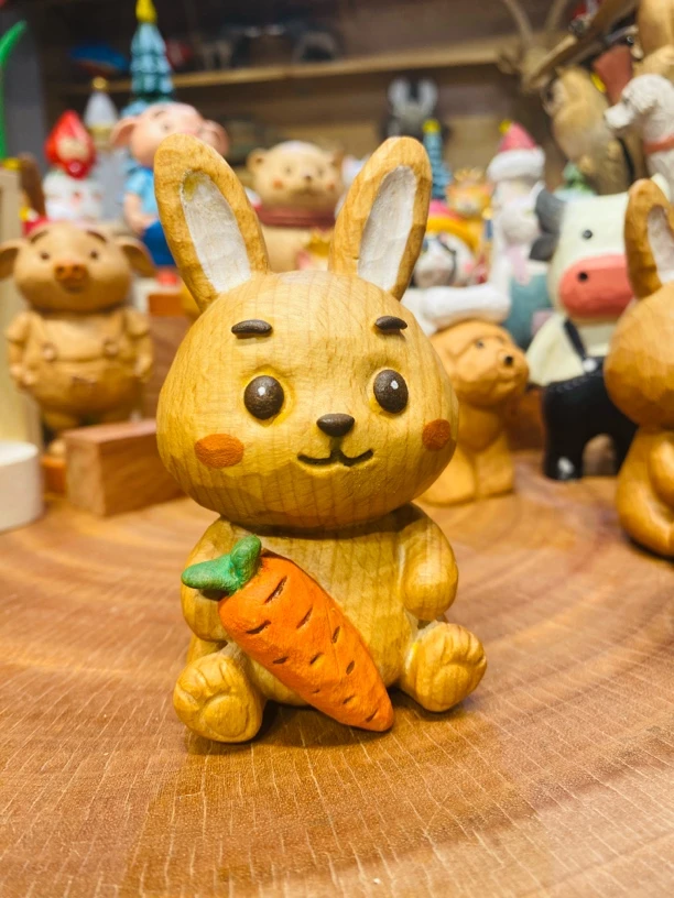 木雕可爱胡萝卜小兔子。手工彩绘创意陶瓷工艺品公仔生日礼物玩偶