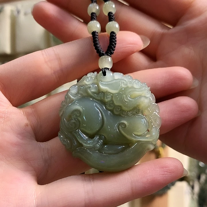 和田玉未镶嵌颈饰执**手