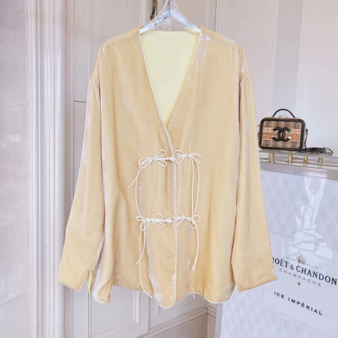 i-EAST 贝林佐纳~大V领设计感蝴蝶扣绒绒外套WT4600