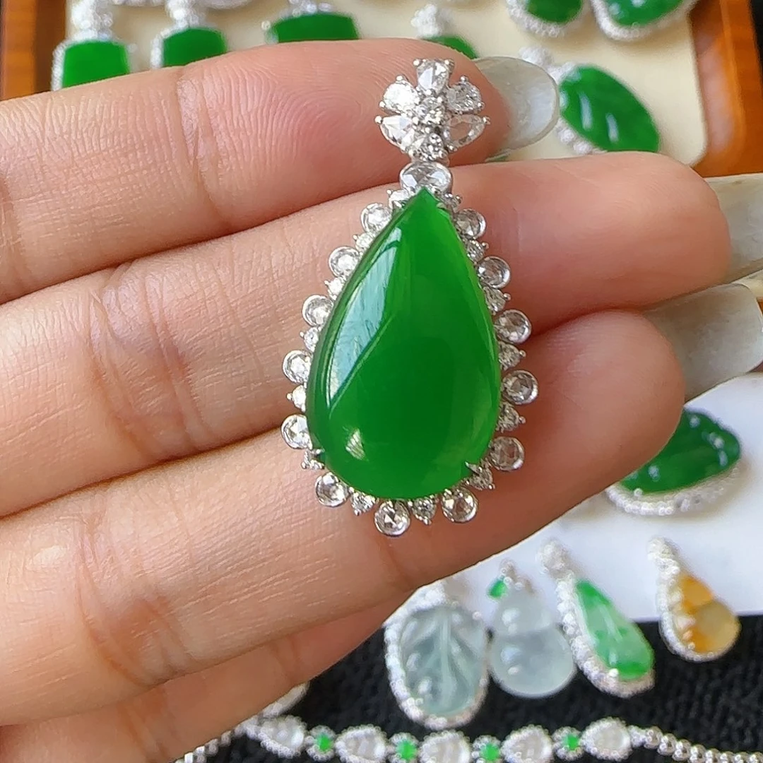 翡翠18K金镶嵌颈饰吊坠