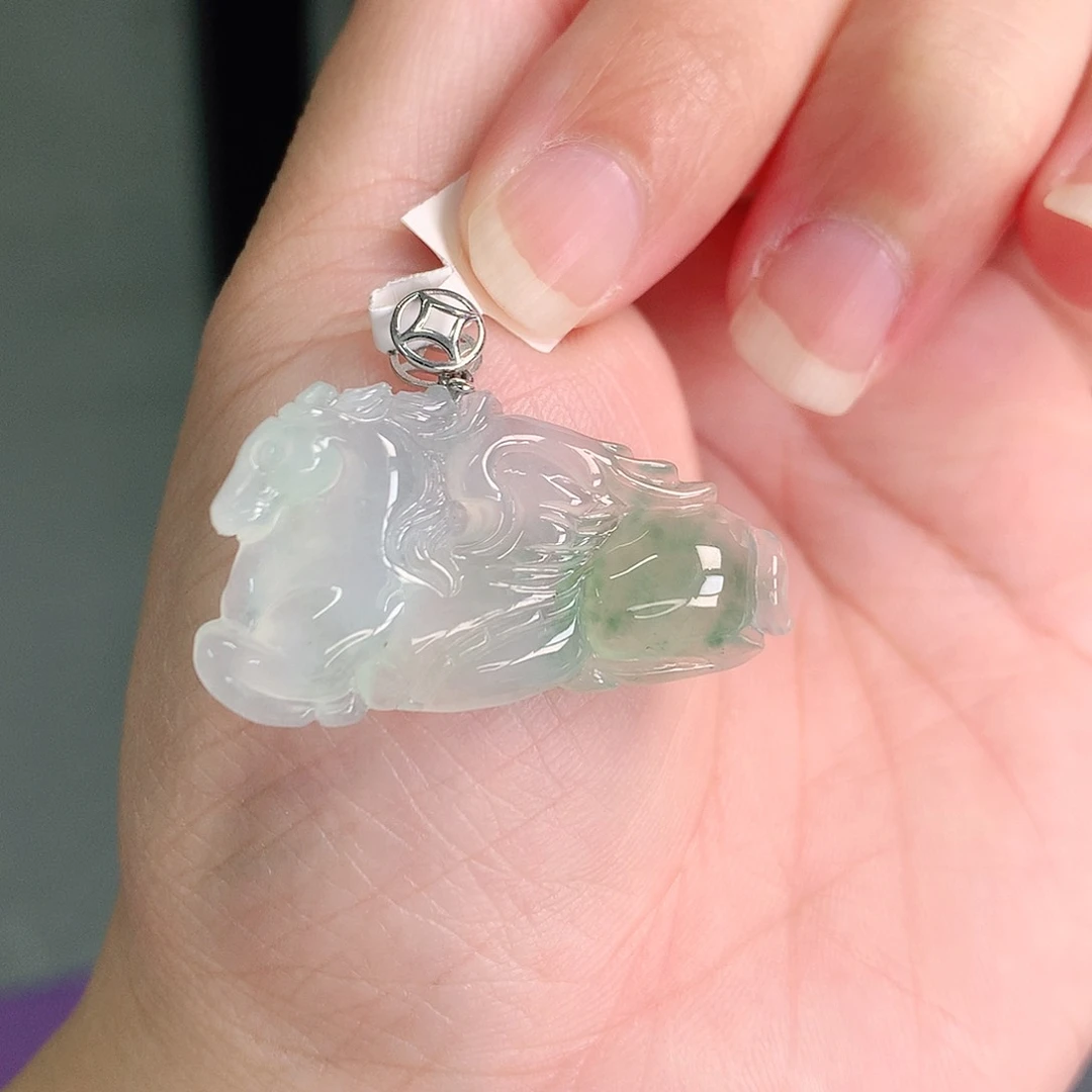 翡翠18K金镶嵌颈饰冰胶飘绿飞马18-34-5.6