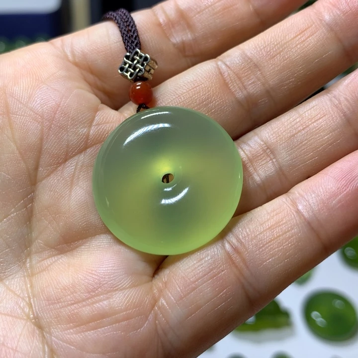 岫玉未镶嵌颈饰吊坠